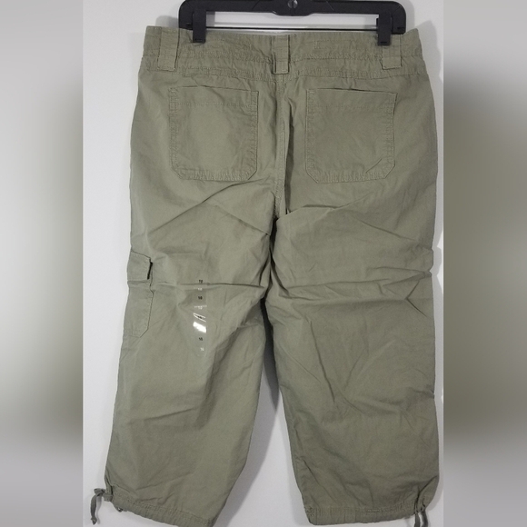 Izod Capri Pants NWT. Green. Size 10. Lightweight. Retail: $45. Measures - Picture 5 of 9